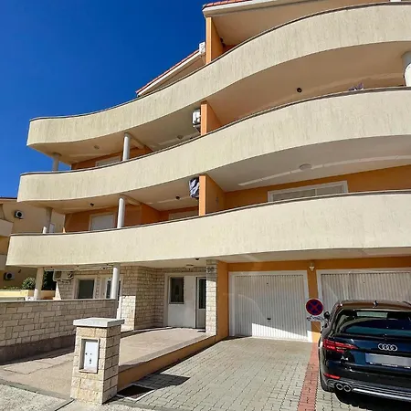 Lägenhet Cozy In Ližnjan